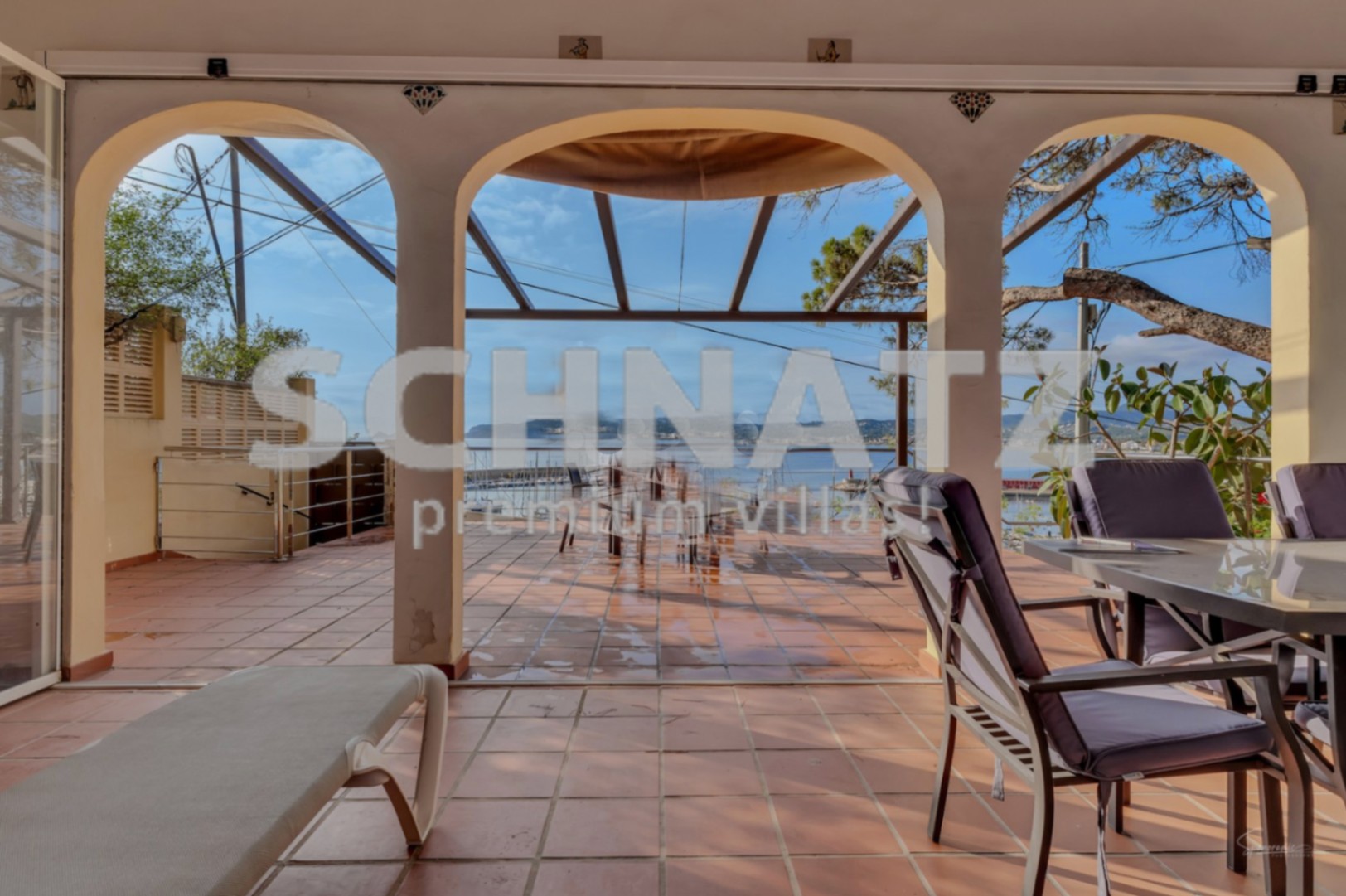 Villa en primera línea con vistas al mar en venta en el puerto de Jávea