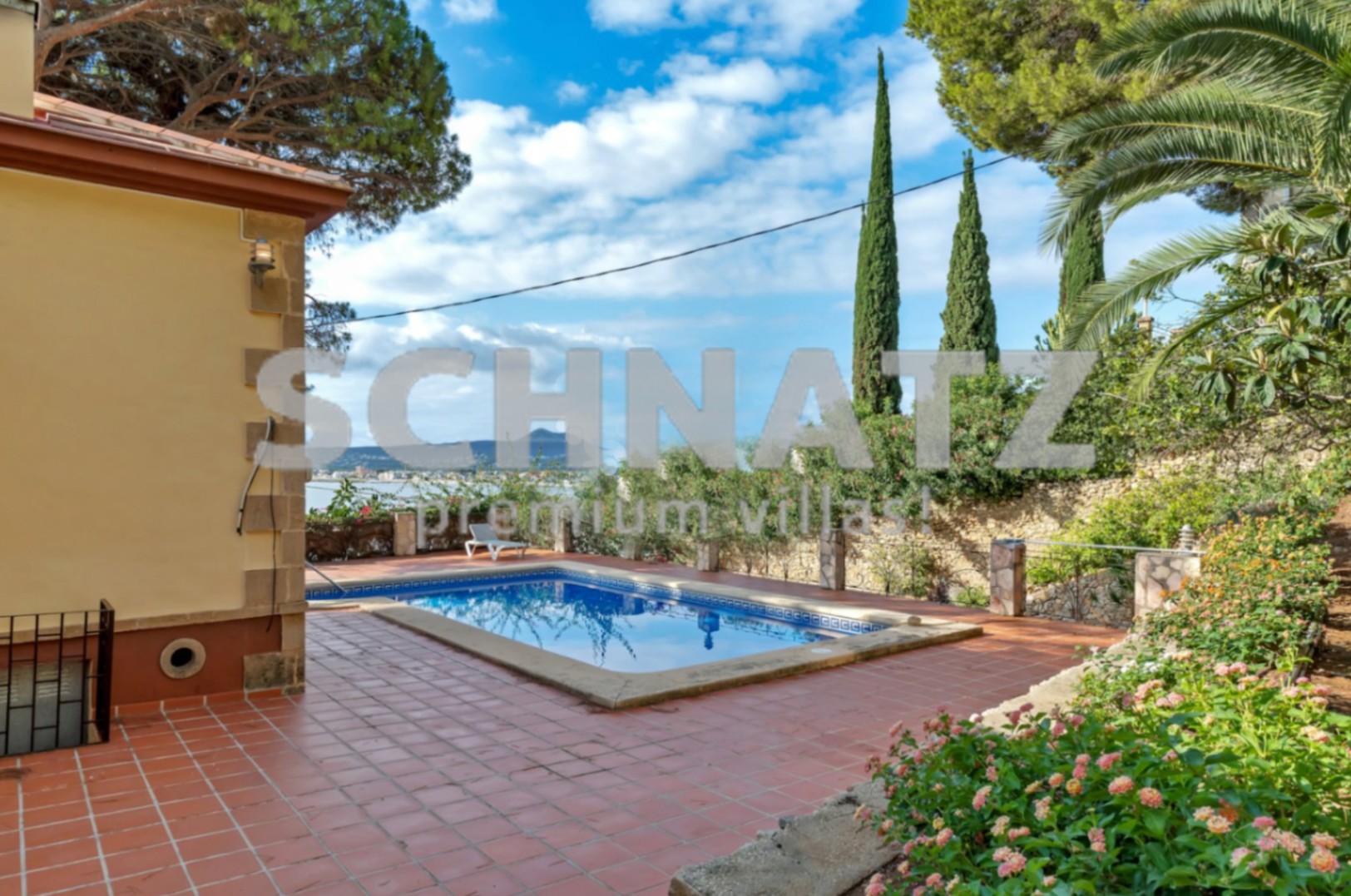 Villa en primera línea con vistas al mar en venta en el puerto de Jávea
