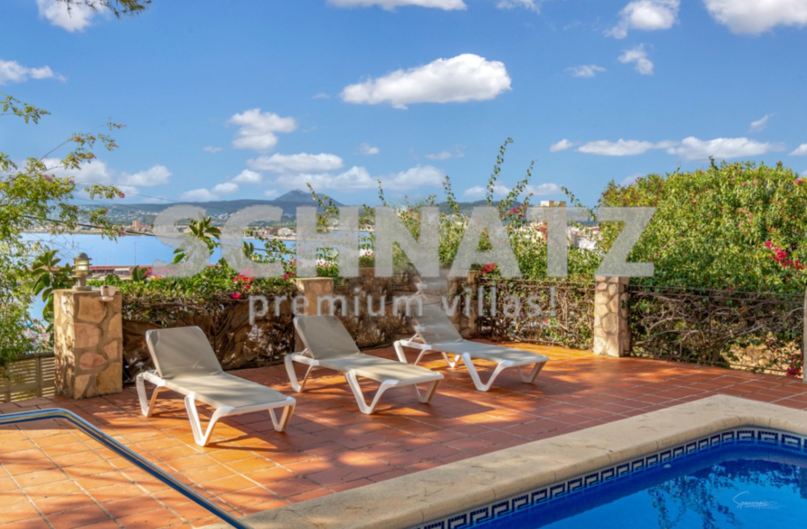 Villa en primera línea con vistas al mar en venta en el puerto de Jávea