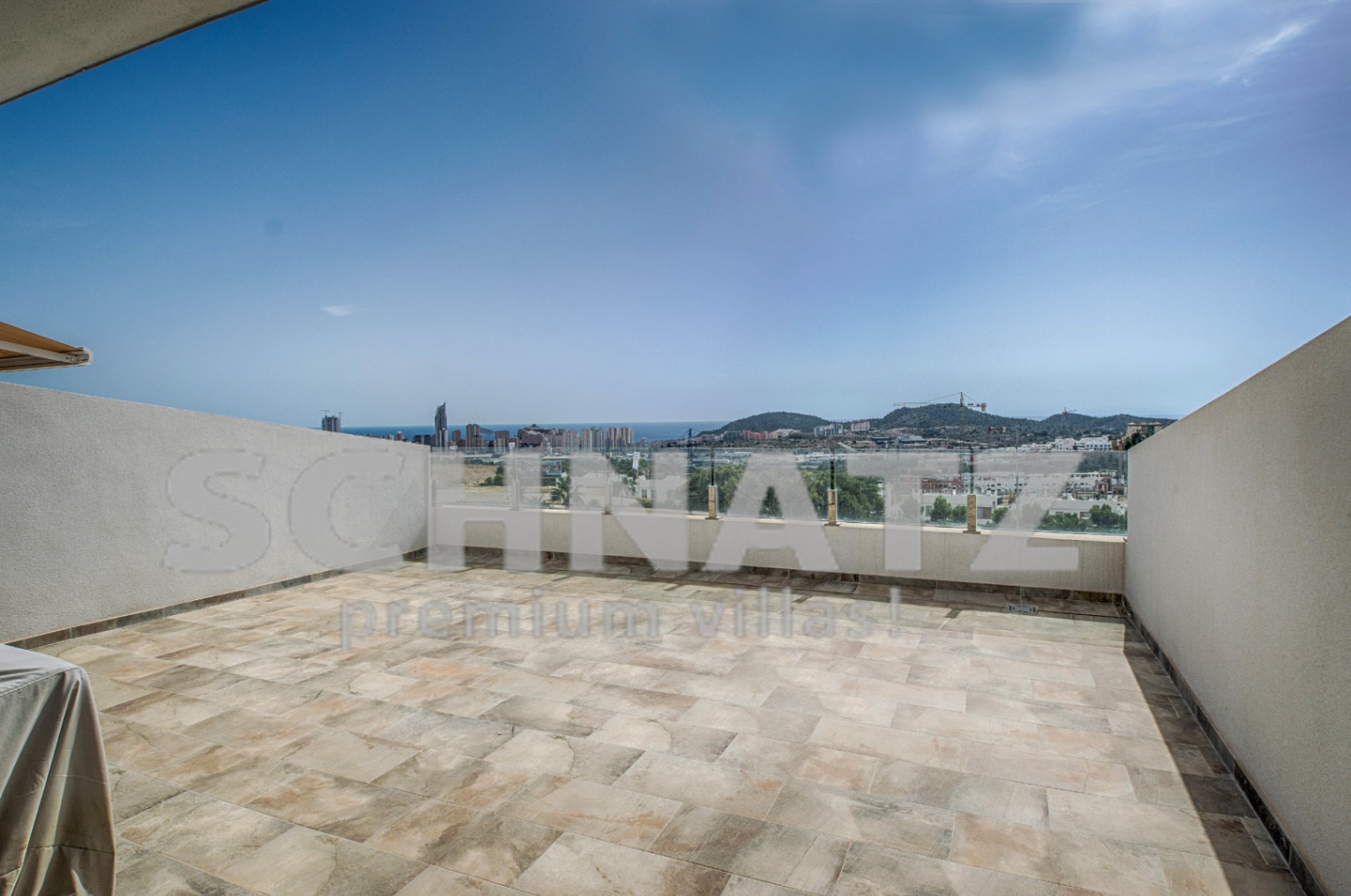 Amplio apartamento dúplex con vistas al mar en venta en Finestrat