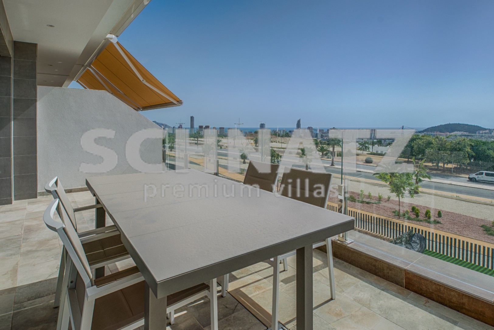 Amplio apartamento dúplex con vistas al mar en venta en Finestrat