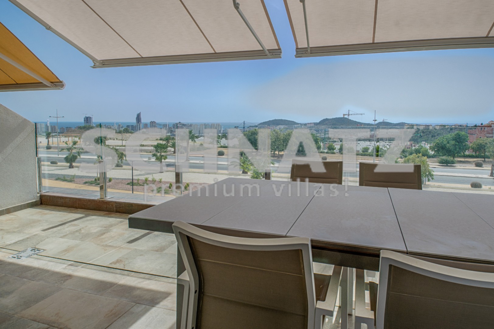 Amplio apartamento dúplex con vistas al mar en venta en Finestrat